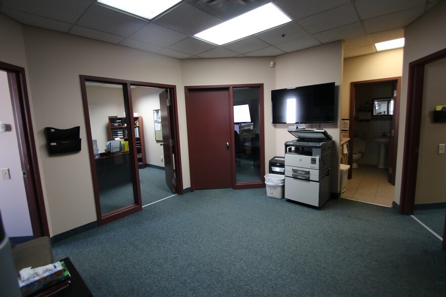 More Photos Of 102-118 Ch Du Tremblay, Boucherville Warehouse For Lease