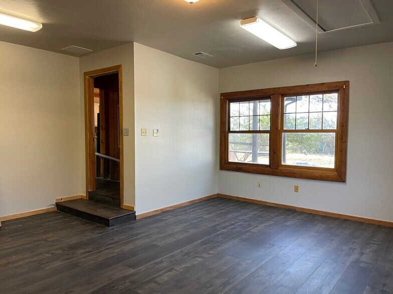 More Photos Of 4225 E Highway 290, Dripping Springs Office For Lease