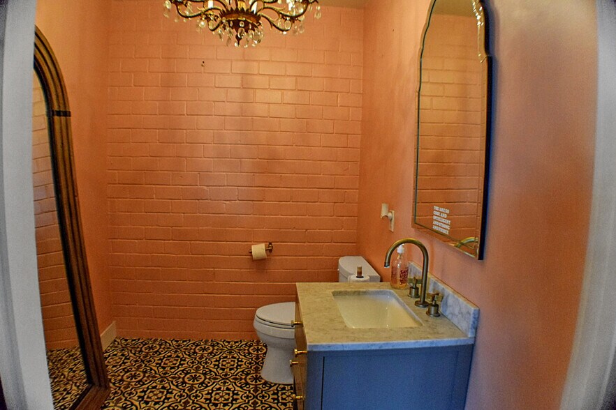 More Photos Of 1002 Main St, Friona Storefront For Sale