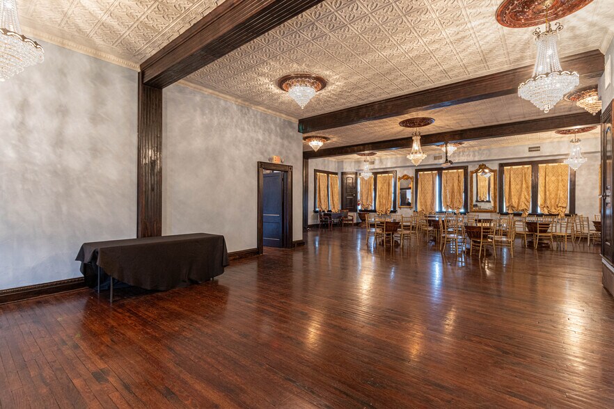 More Photos Of 115 E Commerce St, Mineola Hotel For Sale
