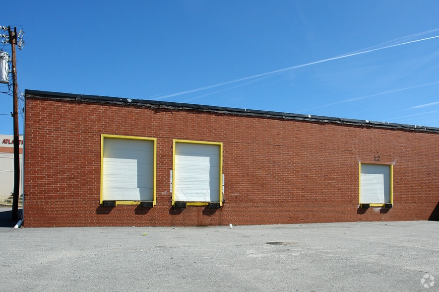 More Photos Of 2016-2024 E Market St, Greensboro Warehouse For Lease