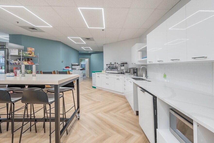 More Photos Of 50 Rue Saint-Charles O, Longueuil Medical For Lease