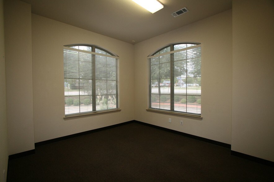 More Photos Of 200 S 14th St, Midlothian Medical For Sale