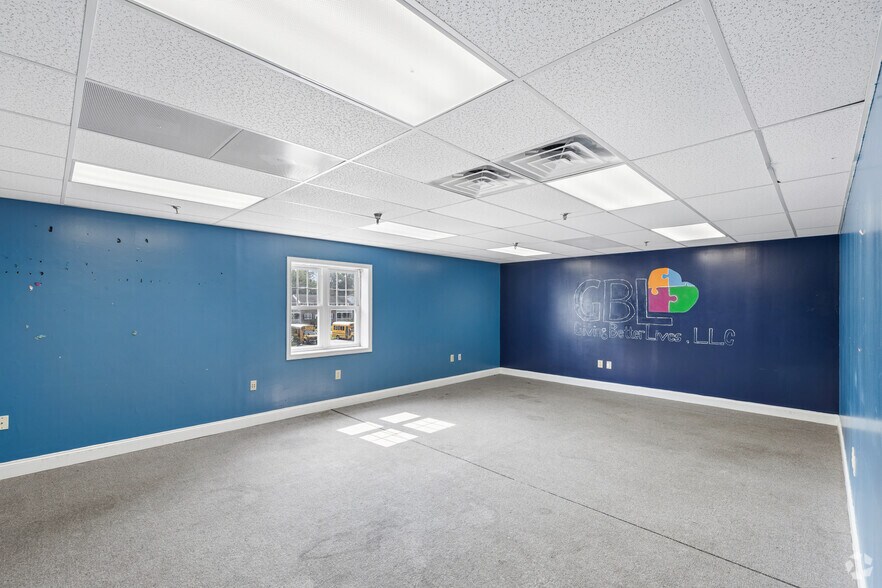More Photos Of 190 N Evergreen Ave, Woodbury Office For Sale