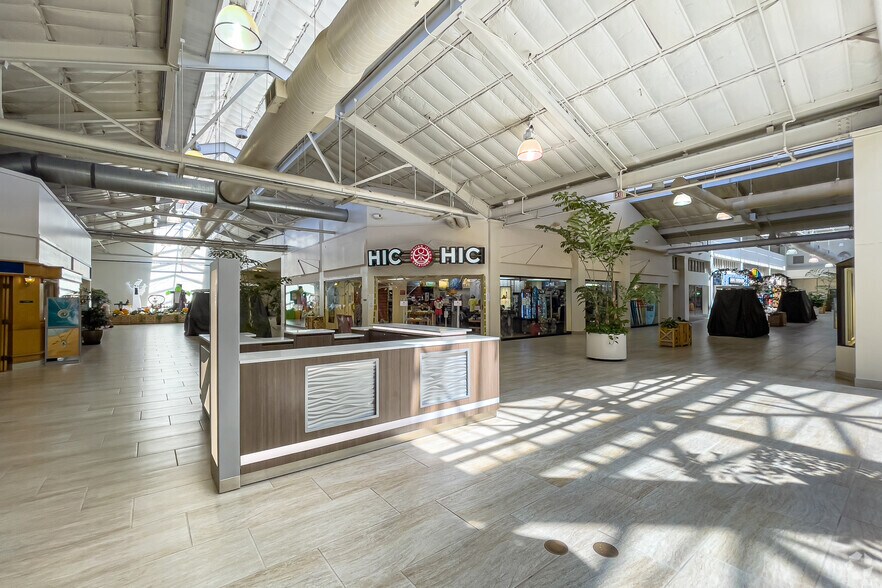 More Photos Of 1221 Honoapiilani Hwy, Lahaina Supermarket For Lease