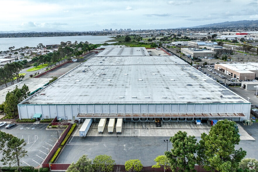 More Photos Of 7200-7240 Edgewater Dr, Oakland Warehouse For Lease