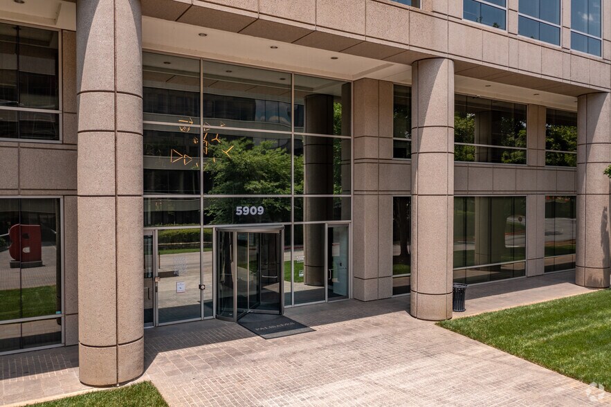More Photos Of 5909 Peachtree Dunwoody Rd NE, Atlanta Coworking Space