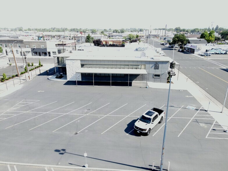 More Photos Of 401 S 7th St, Sunnyside Bank For Sale