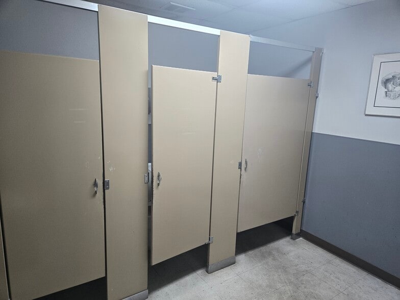 More Photos Of 721 W Whittier Blvd, La Habra Office For Sale