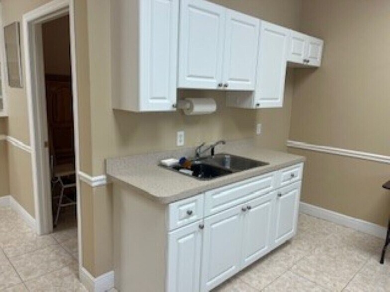 More Photos Of 9035 Americana Rd, Vero Beach Office For Sale