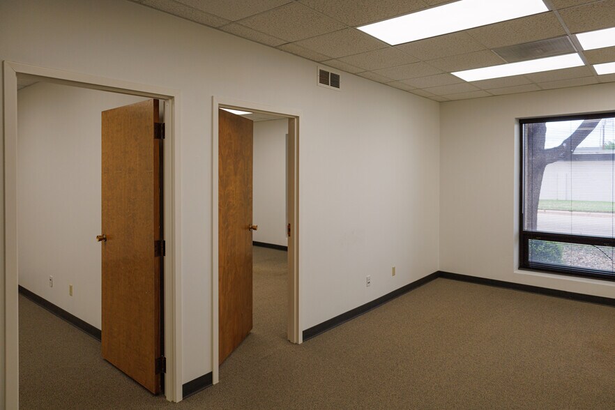 More Photos Of 301-305 S Pioneer Dr, Abilene Office For Lease