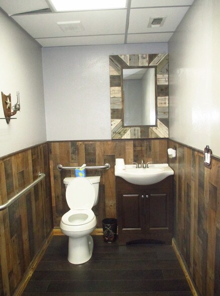 More Photos Of 1018 W Main St, Arlington Office For Lease