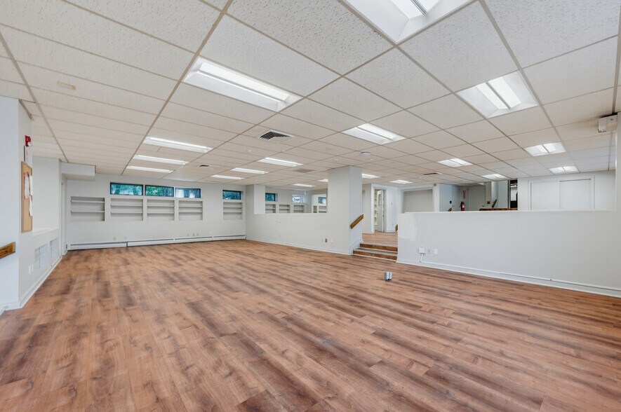 More Photos Of 318 Main St, Berlin Office For Sale