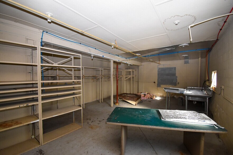 More Photos Of 443 W Walnut St, Danville Storefront For Lease