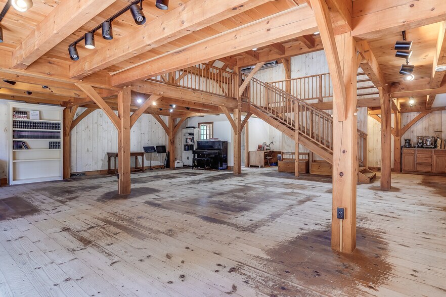 More Photos Of 3 Elm Hill Rd, Peterborough Freestanding For Sale