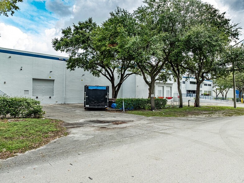 More Photos Of 4915 NW 159th St, Miami Lakes Warehouse For Lease