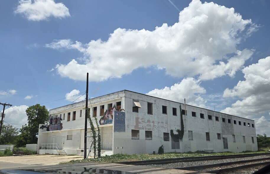 More Photos Of 522 Delaware St, San Antonio Warehouse For Sale
