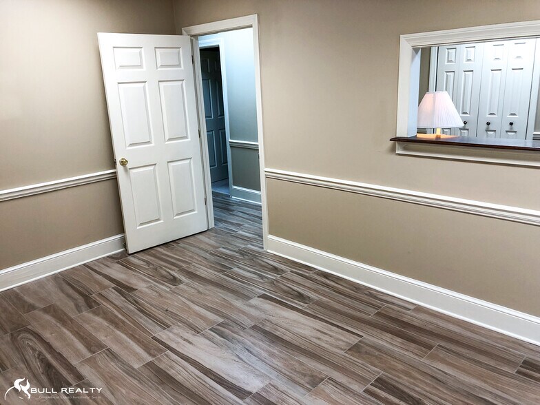 More Photos Of 200 Market Pl, Roswell Office Residential For Lease