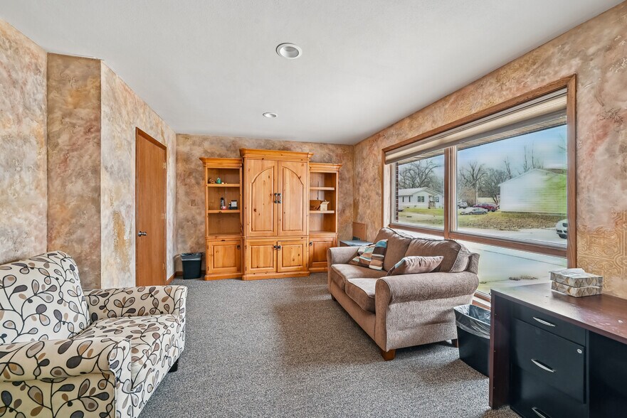 More Photos Of 1310 Solar Dr, Waterloo Office For Sale