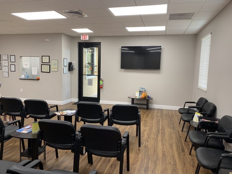 More Photos Of 567 NW Lake Whitney Pl, Port Saint Lucie Office For Lease