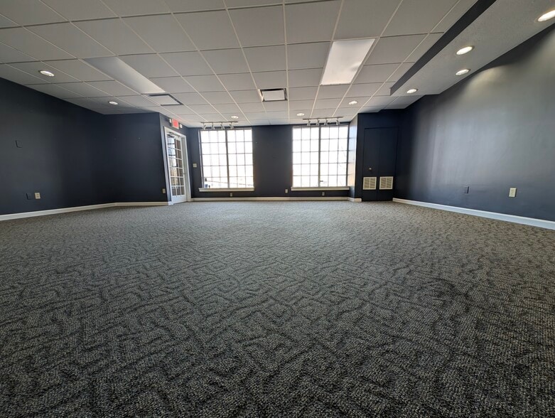 More Photos Of 121 Ghent Rd, Fairlawn Storefront Retail Office For Lease