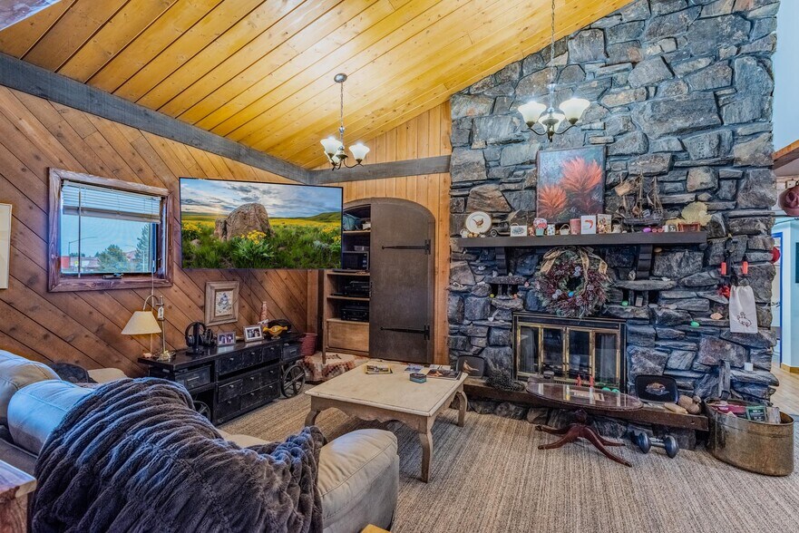 More Photos Of 117 Pine St, Pinedale Restaurant For Sale