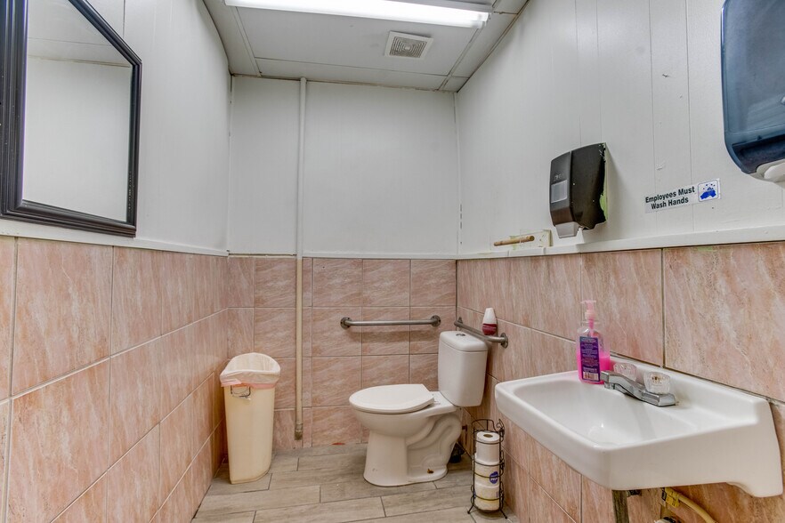 More Photos Of 2915 Market St, Baytown General Retail For Sale