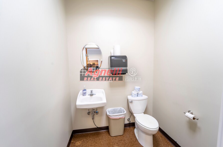 More Photos Of 30 Country Squire Dr, Cromwell Medical For Sale