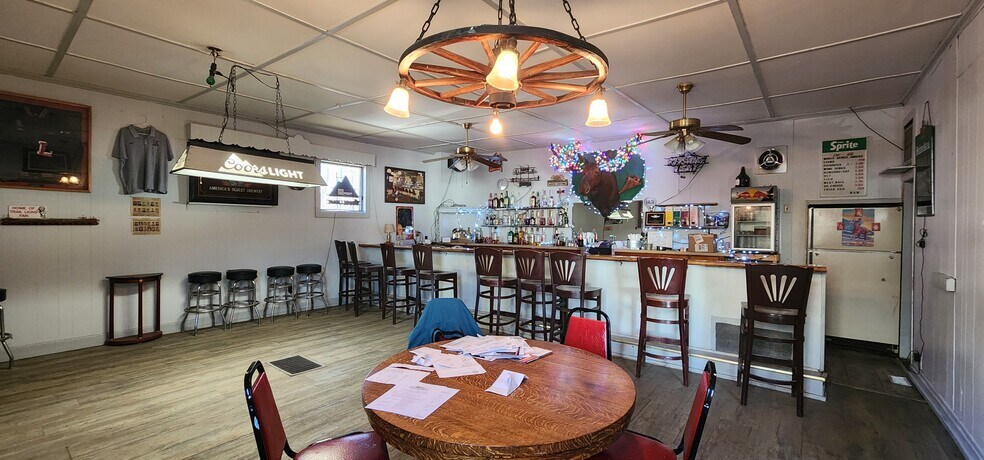 More Photos Of 6 Walnut St, Nicholson Hotel For Sale