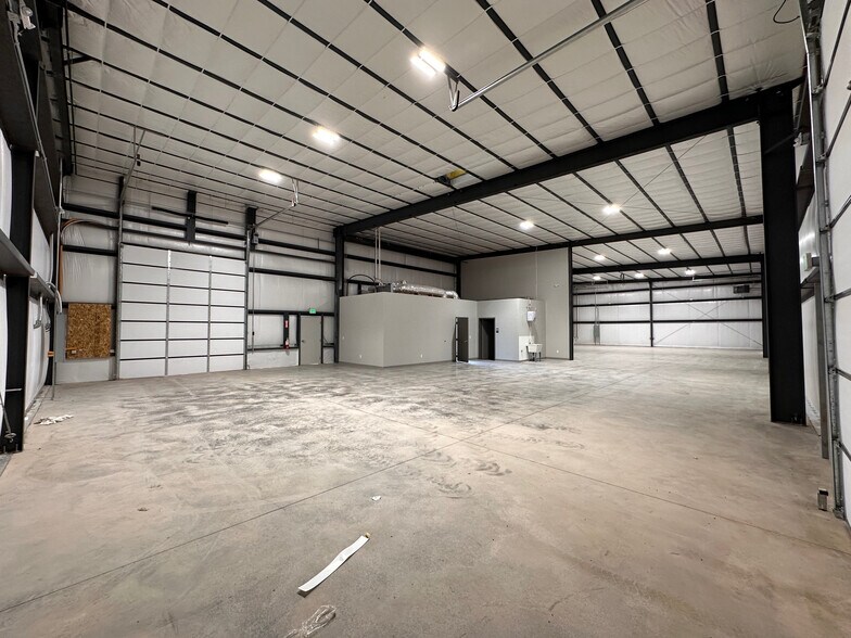 More Photos Of 563 S Commerce Dr, Hurricane Industrial For Lease