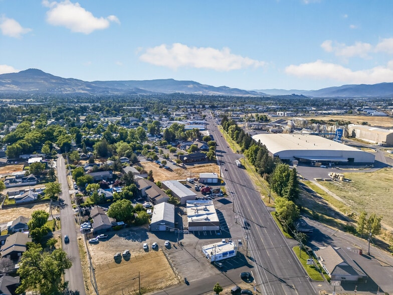 More Photos Of 2714 N Pacific Hwy, Medford Storefront Retail Office For Sale