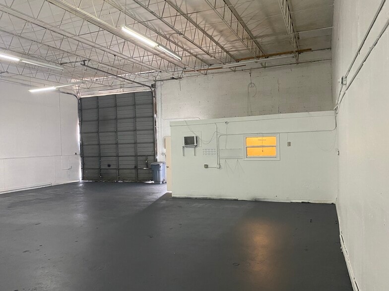 More Photos Of 5712 SW 25th St, West Park Warehouse For Lease
