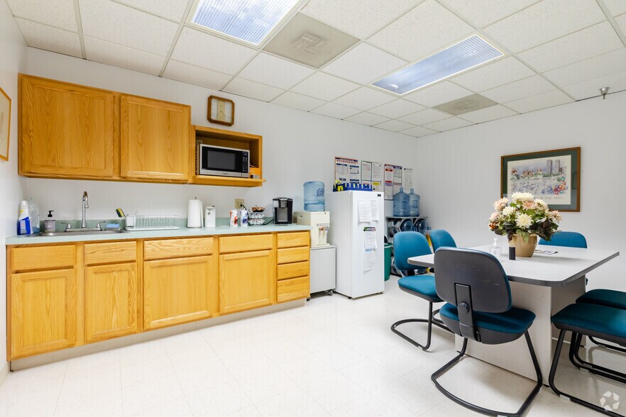 More Photos Of 222 NE Monroe St, Peoria Office For Sale