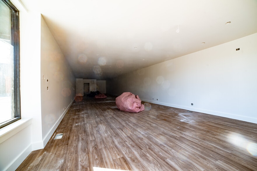 More Photos Of 5914 Troost Ave, Kansas City Flex For Lease