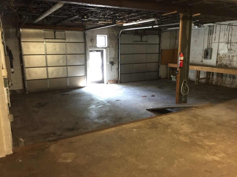 More Photos Of 2040 N Ferry St, Anoka Office For Sale