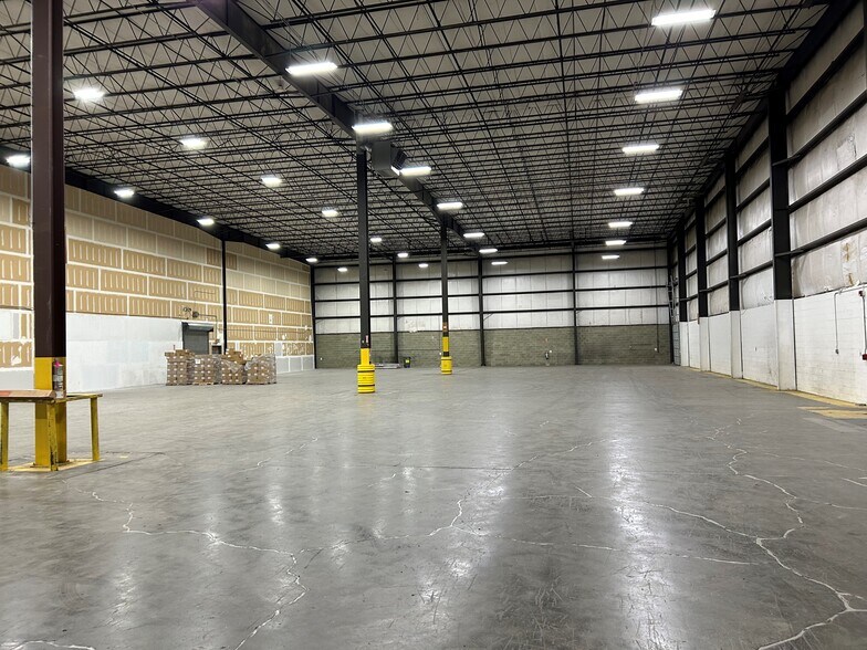 More Photos Of 21 Wes Warren Dr, Middletown Warehouse For Lease