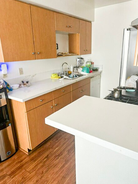 More Photos Of 13430 Victory Blvd, Van Nuys Apartments For Sale