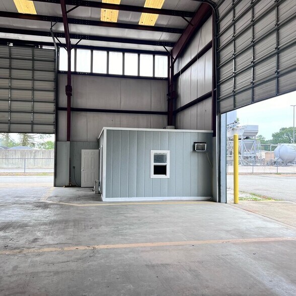 More Photos Of 229 Highway 96, Broussard Warehouse For Lease