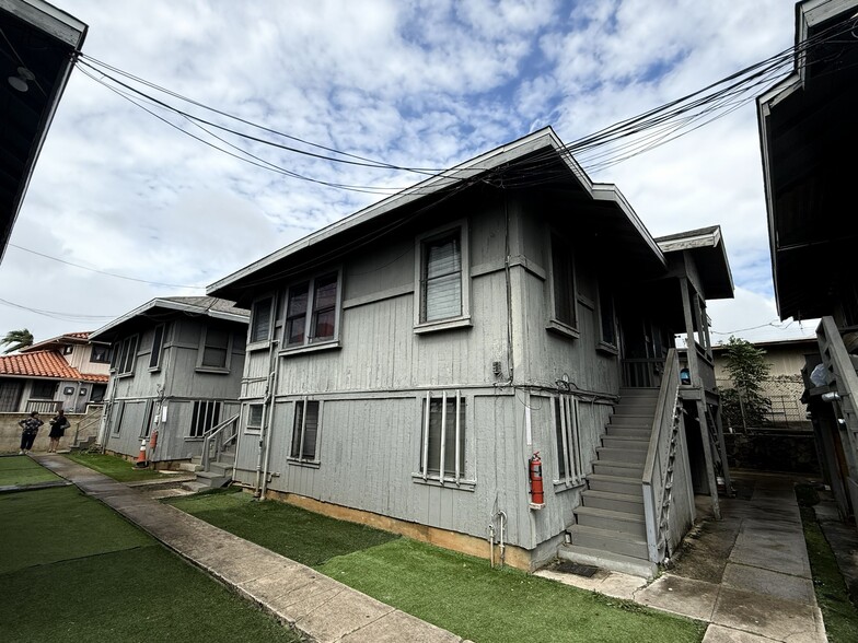 More Photos Of 946 Winant St, Honolulu Apartments For Sale
