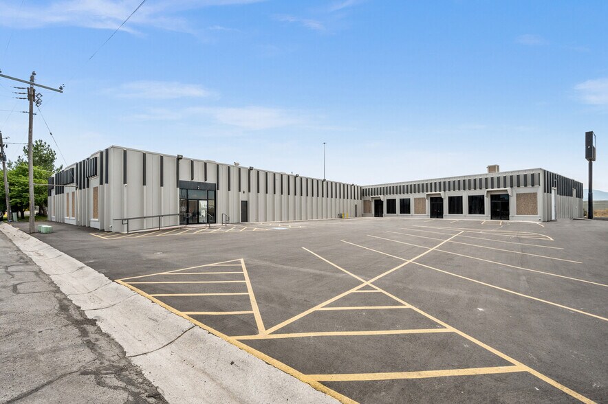 More Photos Of 7050 S 400 W, Midvale Showroom For Lease