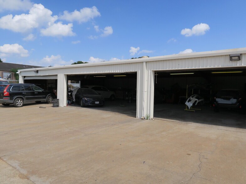 More Photos Of 5610-5613 Southwest Fwy, Houston Mixed Retail For Lease