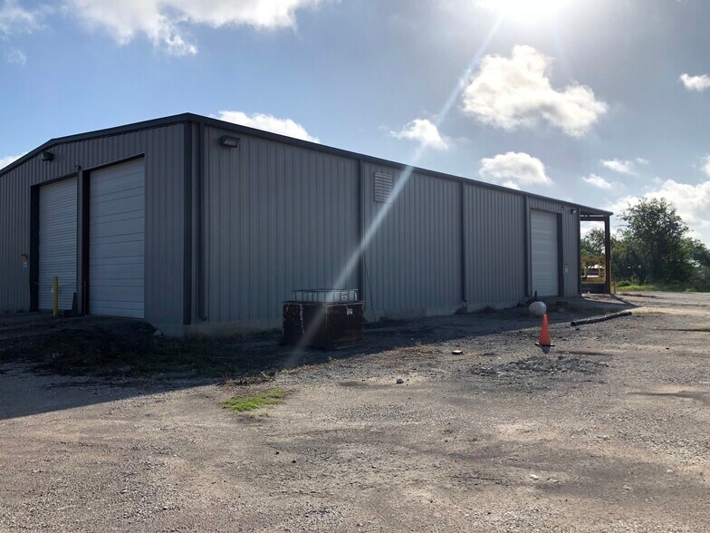More Photos Of 11585-2 Hwy 181, San Antonio Office For Lease