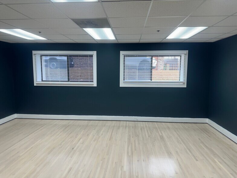 More Photos Of 1901 Raymond Dr, Northbrook Medical For Lease