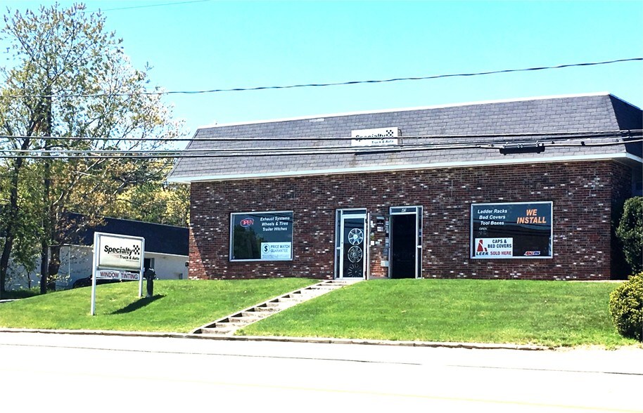 Primary Photo Of 40 White's Path, South Yarmouth Showroom For Lease