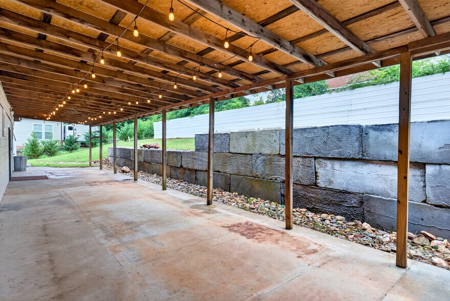 More Photos Of 332 S Howard Ave, Landrum Freestanding For Sale