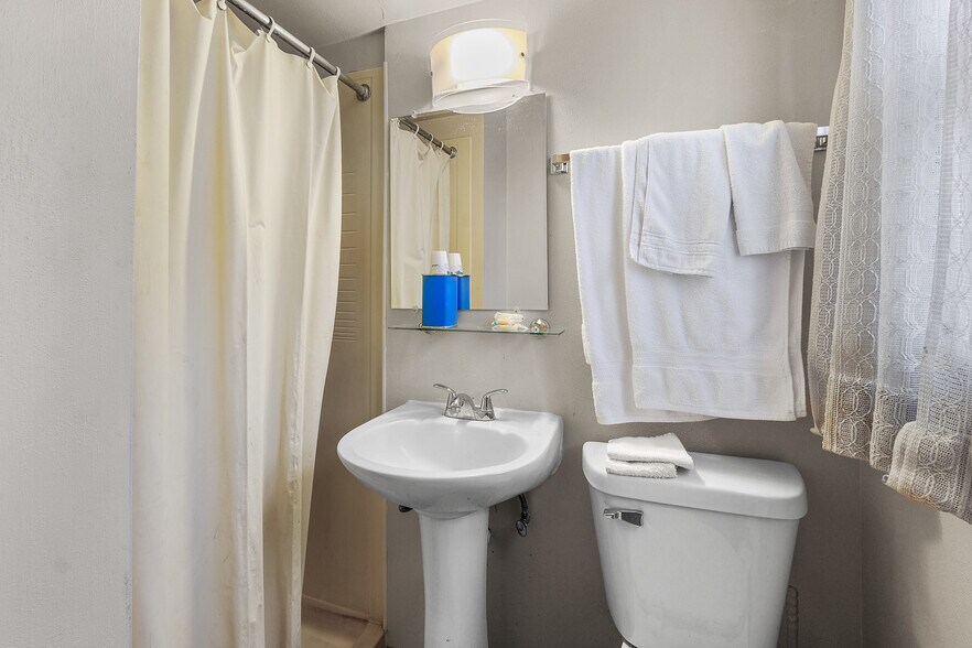 More Photos Of 4991 Arthur Rd, Slinger Hotel For Sale