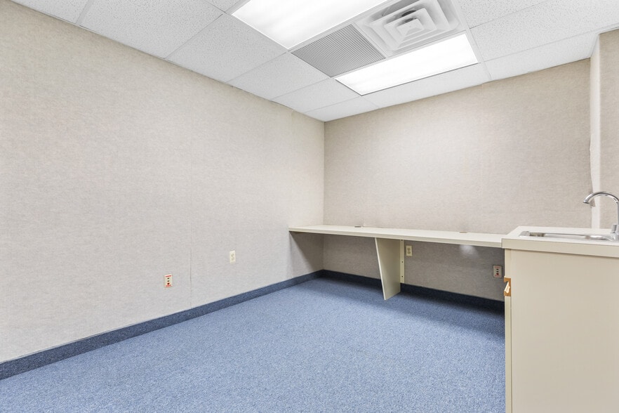 More Photos Of 50 S Franklin Tpke, Ramsey Medical For Lease