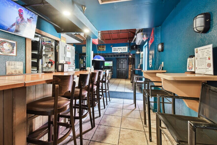 More Photos Of 3007 6th St S, Saint Petersburg Bar For Sale