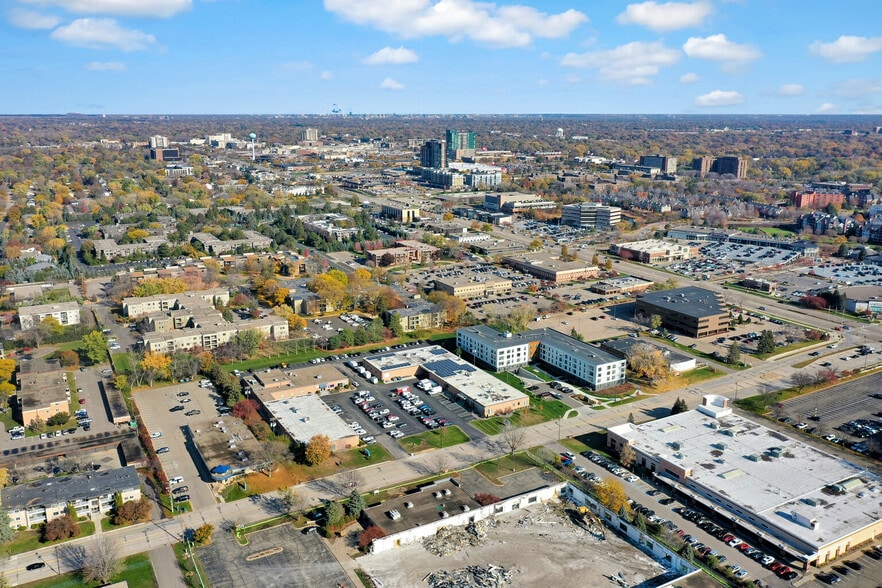 More Photos Of 4200-4250 76th St W, Edina Light Distribution For Sale