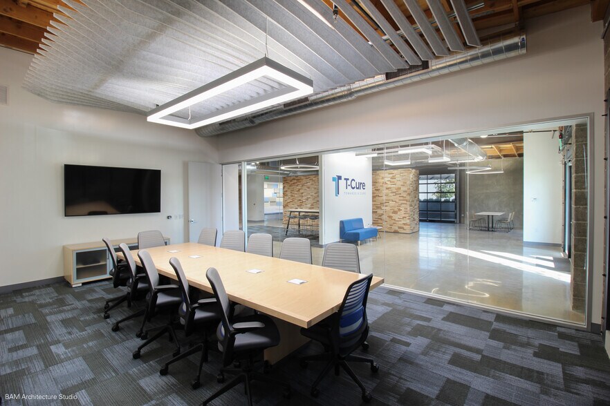 More Photos Of 14751-14761 Califa St, Van Nuys Office For Lease